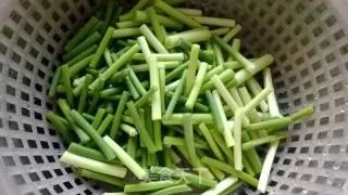 黄飞红麻辣花生再利用——蒜薹肉丝
